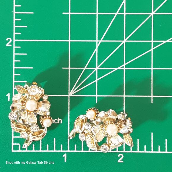Lisner Earrings Gold Tone Pearly Beads & Rhinestone Flowers Clip Ons - Picture 11 of 11